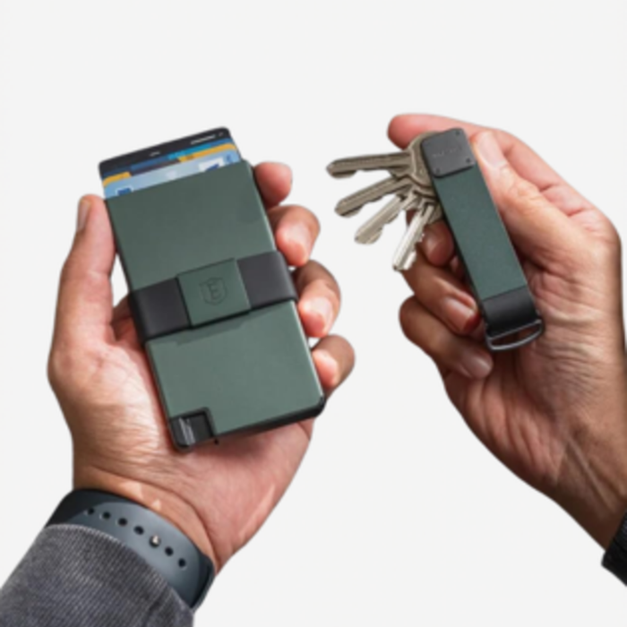 wallet_hand_1000x1200